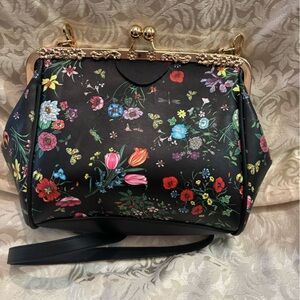 Kisslock Floral Black Clutch
